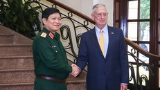 Bộ trưởng Ngô Xuân Lịch tiếp người đồng cấp James Mattis. Ảnh: VGP