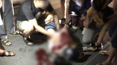 Chị T. chảy rất nhiều máu sau khi bị Viên đâm gục. Ảnh: Facebook