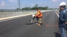 Công nhân sửa chữa đoạn đường "thi công kém chất lượng" trên cao tốc. Ảnh: Soha