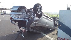 Chiếc xe ô tô bị lật ngửa sau vụ tai nạn. Ảnh: Soha