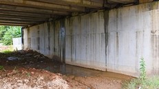 Ống nước hỏng khiến nước chảy xuống hầm chui. Ảnh: Zing