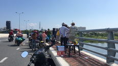 Người dân lập thùng quyên góp bên thành cầu. Ảnh: GĐ&XH