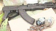 Một khẩu súng AK được thu giữ tại hiện trường. Ảnh: VOV