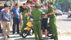 Lực lượng chức năng khống chế xe vi phạm. Ảnh: CAĐN