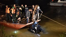 Chiếc xe gặp tai nạn được trục vớt dưới gầm cầu Chương Dương. Ảnh: VTC