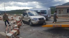 Chiếc xe 7 chỗ bị biến dạng sau tai nạn. Ảnh: Dân Việt