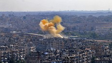 Chiến sự Syria: Khủng bố tấn công hóa học tại Aleppo, quân chính phủ pháo kích đáp trả