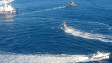 Nga hộ tống 3 tàu vượt biên Ukraine về cảng Kerch 