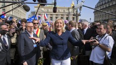 Bà Le Pen kêu gọi giải tán Hạ viện để giải quyết khủng hoảng tại Pháp