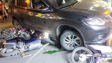 Nhiều xe máy bị cuốn vào gầm ô tô. Ảnh: Lao Động