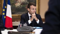 Tổng thống Macron đối mặt với cuộc bỏ phiếu bất tín nhiệm