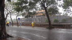 Nền nhiệt miền Bắc tăng nhẹ, Trung Bộ tiếp tục có mưa to trong ngày