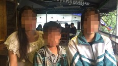 Ba mẹ con chị Đ. cầu cứu các cơ quan chức năng. Ảnh: VOV