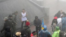 Nam thanh niên chỉ mặc áo ba lỗ chụp hình trên đỉnh Fansipan. Ảnh: VietNamNet