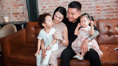 Ca sĩ Tuấn Hưng cùng vợ và hai con nhỏ. Ảnh: Zing