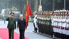 Tổng Bí thư, Chủ tịch nước Nguyễn Phú Trọng và Bộ trưởng Bộ Quốc phòng Ngô Xuân Lịch duyệt Đội danh dự Quân đội nhân dân Việt Nam. Ảnh: Tiền Phong