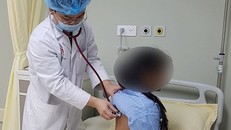 Bác sĩ Tùng đang khám bệnh nhi bị biến chứng sởi. Ảnh: Infonet 