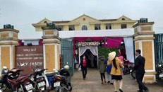 Đám cưới được tổ chức ngay tại trụ sở UBND xã Lý Trạch. Ảnh: VietNamNet