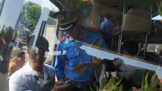 Thanh tra Giao thông kiểm tra các nhà xe. Ảnh: NLĐ