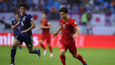 Công Phượng liên tục khuấy đảo hàng thủ Nhật Bản. Ảnh: Fox Sport Asia