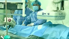 Các bác sĩ đang can thiệp chụp nút động mạch tử cung để điều trị khối u xơ cho bệnh nhân E. Ảnh: Thanh Niên