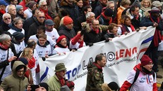 Pháp: Xuất hiện thêm phe 'Khăn quàng đỏ' phản đối phong trào biểu tình 'Áo vàng'