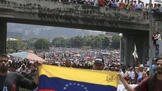 Người dân Venezuela chia làm hai phe, cùng đổ ra đường tuần hành 