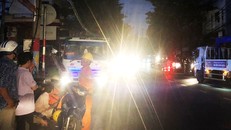 Hơn 100 cán bộ điện lực được huy động để khắc phục sự cố. Ảnh: Zing