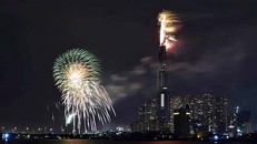 Pháo hoa được bắn tại tháp Landmark 81. Ảnh: VnExpress