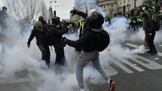 Pháp: Người biểu tình phe Áo vàng mất tay do lựu đạn của cảnh sát