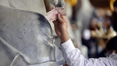 Nhét tiền vào tay Phật là lú lẫn, lợi dụng tôn giáo kiếm tiền coi chừng nghiệp báo