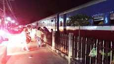 Sự cố khiến hành khách phải chuyển sang đi bằng ô tô đến ga Sài Gòn. Ảnh: Zing