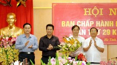 Lãnh đạo tỉnh Hà Tĩnh chúc mừng đồng chí Hoàng Trung Dũng (cầm hoa). Ảnh: Báo Hà Tĩnh