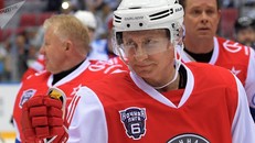 Ông Putin chơi khúc côn cầu với Tổng thống Belarus dù gặp chấn thương