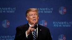 Tổng thống Trump tổ chức họp báo tại Hà Nội. Ảnh: Reuters