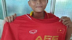 Hoàng Long cầm áo đấu có các chữ ký của tuyển thủ ĐT Việt Nam. Ảnh: Facebook