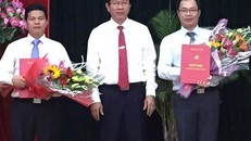 Lãnh đạo Thành ủy Đà Nẵng trao quyết định cho ông Chánh (bìa trái) và ông Hùng. Ảnh: Zing.vn