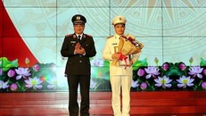 Thượng tướng Nguyễn Văn Thành trao quyết định và chúc mừng Đại tá Lê Ngọc Châu. Ảnh: VGP