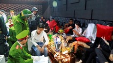 Công an làm việc với các đối tượng bên trong quán bar. Ảnh: Zing.vn