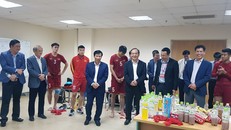 Bộ trưởng Nguyễn Ngọc Thiện và lãnh đạo Bộ VH-TT-DL, Ủy Ban Oympic VN, Tổng cục TDTT và LĐBĐVN gặp gỡ, chúc mừng thành tich của U23 Việt Nam sau trận đấu. Ảnh: VFF