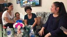 NSND Hồng Vân đến trao số tiền quyên góp cho gia đình Anh Vũ. Ảnh: Thanh Niên