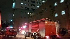 Lực lượng PCCC có mặt tại hiện trường. Ảnh: VnExpress