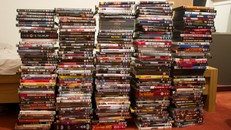 Người đàn ông độc thân kiện cha mẹ do tiêu hủy bộ sưu tập phim 'người lớn'