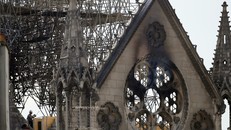 Nhà thờ Đức Bà Paris sau thảm họa. Ảnh: AP