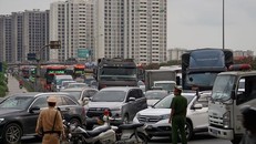 Lực lượng chức năng phải tăng cường hoạt động tại các điểm nóng giao thông. Ảnh: Tiền Phong