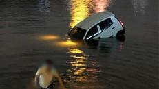 Người tài xế thoát được ra khỏi ô tô và lội trở vào bờ. Ảnh: Facebook