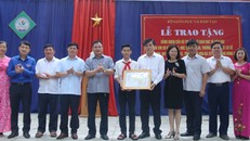 Nam sinh Vũ Văn Hùng nhận bằng khen của Bộ GD&ĐT. Ảnh: VietNamNet