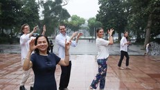 Công chúa Victoria Ingrid Alice Desiree (ngoài cùng bên phải) cùng Phu quân tập thể dục sáng tại Hà Nội. Ảnh: Dân trí