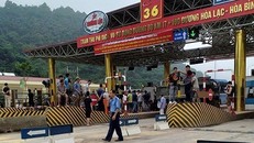 Nhiều người dân tụ tập tại trạm thu phí BOT Hòa Lạc_Hòa Bình. Ảnh: VnExpress