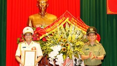 Trung tướng Nguyễn Văn Sơn, Thứ trưởng Bộ Công an trao quyết định và chúc mừng đồng chí Phạm Văn Sơn.
